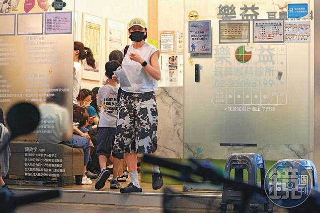 7/18，19：22，因之前一度面臨失聲危機，曾沛慈乖乖到診所看診治療，結束後拿著藥袋離開。