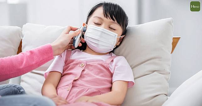 若感染腸病毒，孩子應至少請假 7 天；若有達到標準則整班停課。