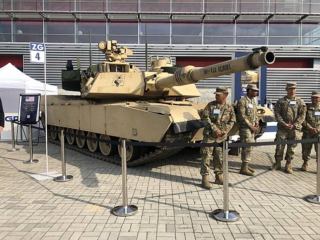 M1A2 SEPv2主力戰車在「MSPO 2021」會場展出，砲塔兩側加裝的「戰利品」APS，成會場焦點。（取自波蘭國防部推特）