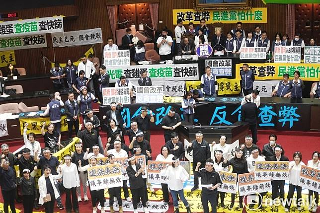 朝野立委在立法院院會對立法院職權行使法修正草案進行表決攻防。 圖：張良一/攝