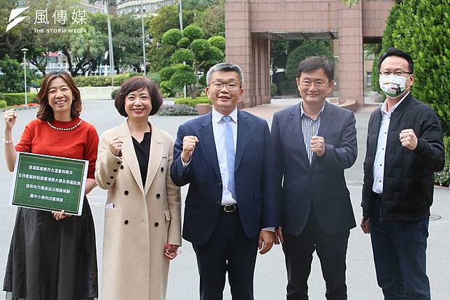 罷免團體宣布，將不再推進民進黨立委蔡其昌（中） 、何欣純（左二）的送件程序。（資料照，柯承惠攝）