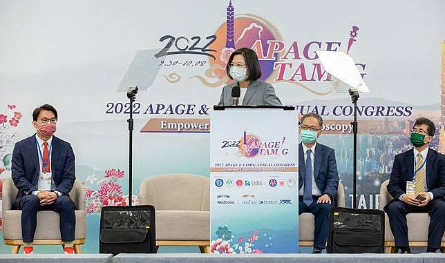 蔡英文總統1日出席第22屆亞太婦產科內視鏡暨微創治療醫學會(APAGE)學術年會及台灣婦產科內視鏡暨微創醫學會(TAMIG)年會暨會員大會。(總統府提供)