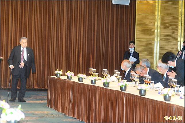 副總統賴清德昨宴請日本弔唁團，森喜朗(左)杵著拐杖致詞結束後，賴清德(右)起身鞠躬致意。(記者王藝菘攝)