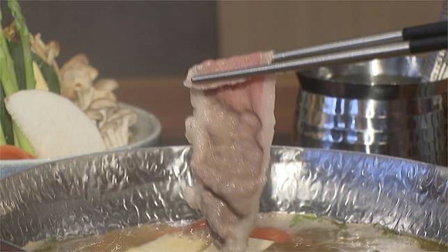 日連鎖火鍋豬肉片「薄如保鮮膜」更透出盤底花紋...驚呆2820萬人！