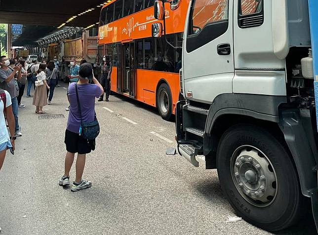 屯門公路4車懷疑相撞，大批市民在現場下車待援。(香港突發事故報料區@fb圖)