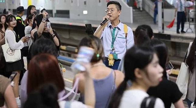 高雄捷運站長林忠明循往例唱起「月台安可曲」給歌迷解悶。(記者葛祐豪翻攝)