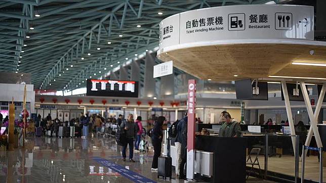 金門小三通林姓旅客日前涉嫌因不滿船班行李托運設 備故障，飆罵工作人員，並站上櫃檯煽動旅客拒絕通 關等；金門縣港務處6日表示，為防範此類情事再次 發生，港務處將函報交通部航港局依權責研擬處置方 案，將林男納入「拒載黑名單」，以維護港區及船舶 航行安全。 （金門縣港務處提供） 中央社記者吳玟嶸傳真　115年7月6日