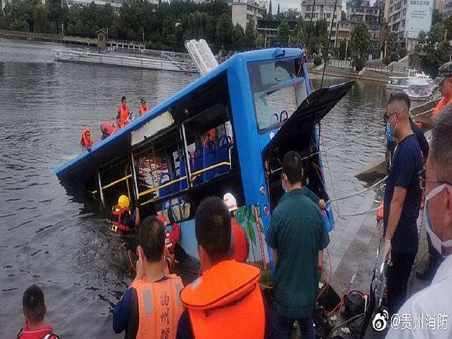 公車墜入水庫36人死傷　貴州警方：駕駛不滿拆遷安置故意犯案