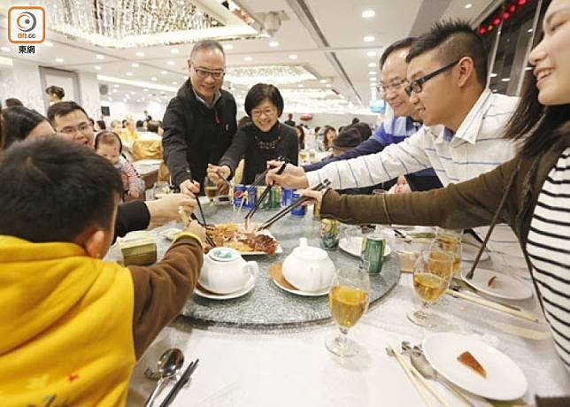 不少人會在新年到酒樓食團年飯。