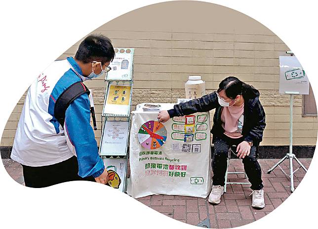 Royce每周擺放街站，除了讓已預約市民前來回收電池，亦會教育公眾電池相關知識。（受訪者提供）