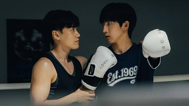 邱宇辰（左）在《關於未知的我們》中教弟弟黃宏軒打拳擊。結果娛樂提供