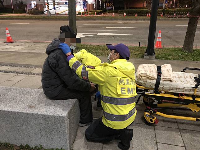 一名84歲簡姓老翁逛台灣燈會時不慎跌倒。圖：讀者提供