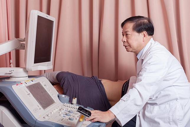 「深度學習在超音波檢查肝腫瘤自動偵測與辨識」軟體，是國內第一個完全由社會愛心挹注所完成的即時超音波檢查影像AI裝置。(好心肝基金會提供)