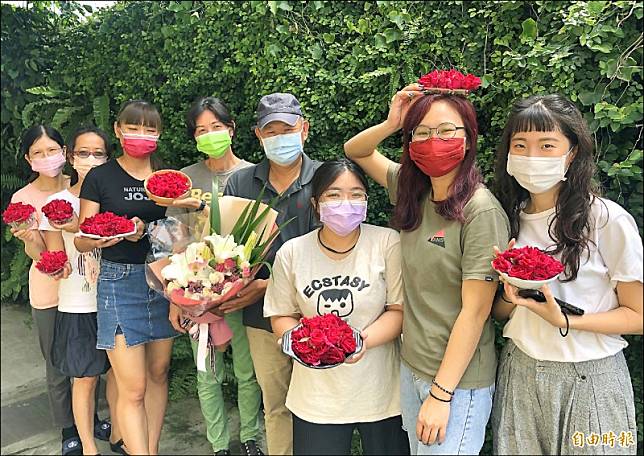 神農獎花農楊添得(右四)投入有機玫瑰種植與研發已經10多年。(記者羅欣貞攝)