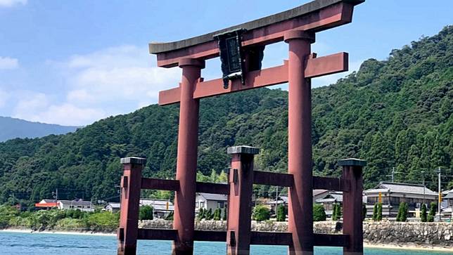 網紅林倩上月闖入日本琵琶湖白鬚神社拍照挨轟，攝影師也出面道歉了。翻攝Threads