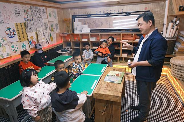 A voluntary teacher leads students to read poems in Beijing, capital of China, April 28, 2024. (Xinhua/Zhang Xiao)