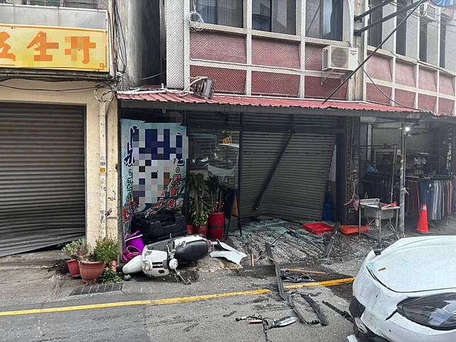 民宅大門一片狼藉。(警方提供)