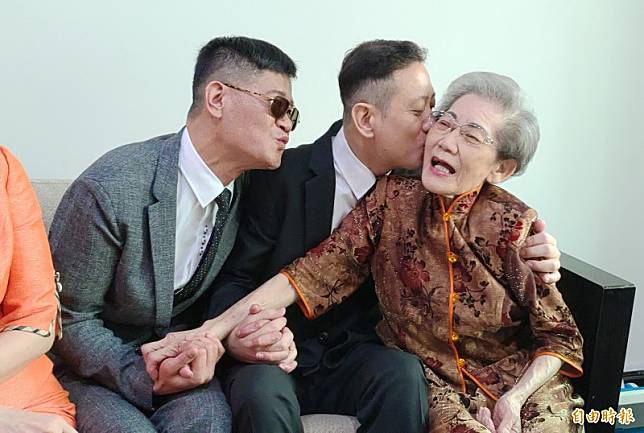 王富生(中)與媽媽感情好，王媽媽也把沈其祥(左)當第2個兒子看待(記者陳冠備攝)