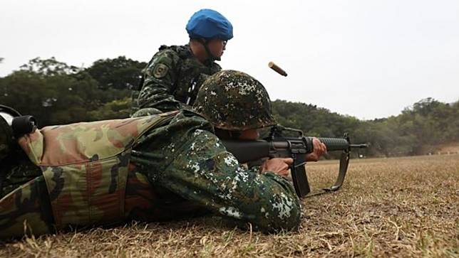 照片是陸軍步兵302旅受訓的役男在2024.3.18實施實彈射擊。資料照