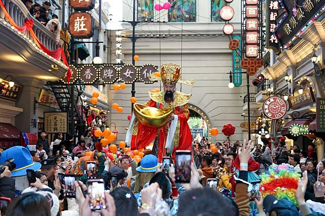 People watch a New Year parade in east China's Shanghai, Jan. 1, 2025. (Xinhua/Wang Xiang)