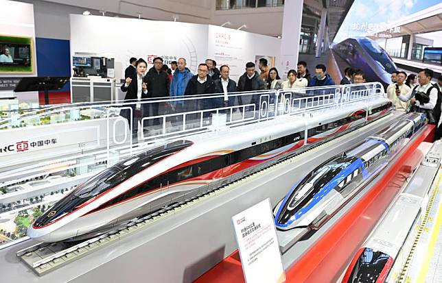 People visit the booth of China Railway Rolling Stock Corporation in the Advanced Manufacturing Chain exhibition area of the second China International Supply Chain Expo in Beijing, capital of China, Nov. 27, 2024. (Xinhua/Li He)