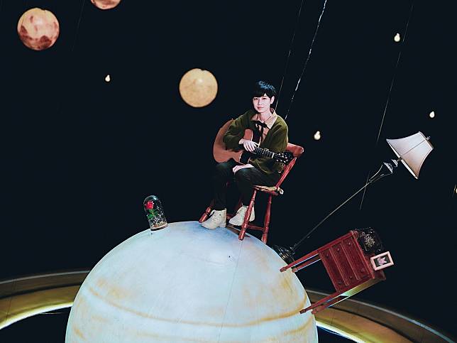 魏嘉瑩拍攝〈夜空裡的光〉MV挑戰首次吊綱絲。（圖／小魏工作室提供）   
