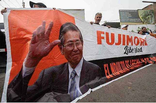 秘魯前總統藤森獲釋前，其支持者到監獄外舉行集會並拉布條。 圖 : 翻攝自視覺中國