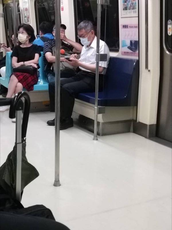 有網友目擊柯文哲與其夫人陳佩琪搭乘台北捷運。照片顯示，柯文哲坐在博愛座上，而陳佩琪則獨自坐在較遠的位置。讓網友感覺，夫妻倆的感情好像「怪怪的」。 圖 : 翻攝自鄉民挺起來臉書