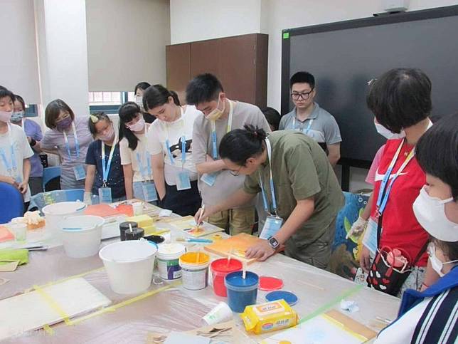 學員跟隨訓練師學習基本塗裝技法、材料認知及作品創作。（記者黃志炫攝）