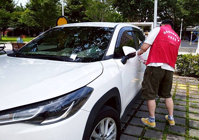 士林分署書記官接獲車輛通報後，迅速抵達現場查封車輛。士林分署提供