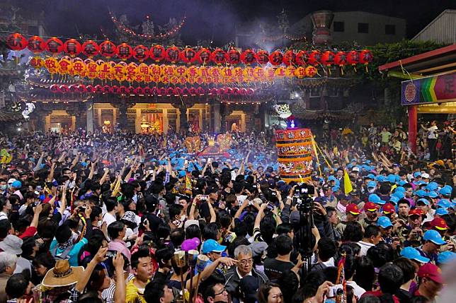 過往的大甲鎮瀾宮媽祖遶境首日場景，上萬信眾共同參與。（圖片翻攝／大甲鎮瀾宮粉絲團）
