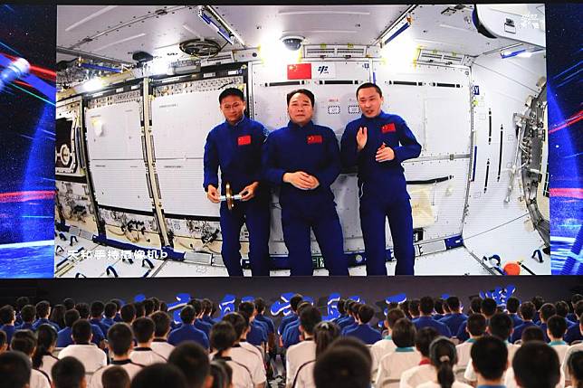 Students attend the fourth live class of the “Tiangong Class” series at Beihang University in Beijing, capital of China, Sept. 21, 2023. The class from China's space station was delivered by the Shenzhou-16 astronauts Jing Haipeng, Zhu Yangzhu and Gui Haichao to students on Earth. (Xinhua/Ju Huanzong)
