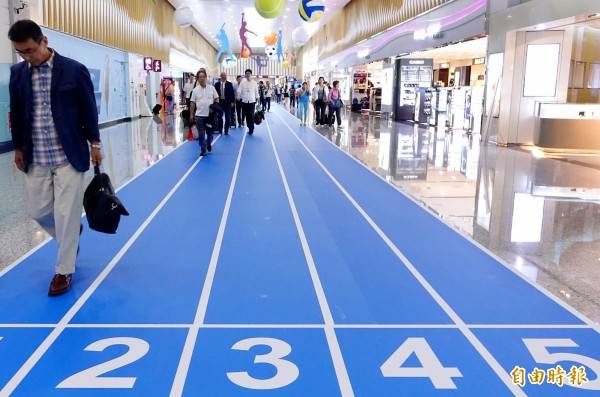 桃機第二航廈北邊出境長廊，設置了世大運比賽項目的裝置藝術。（記者朱沛雄攝）