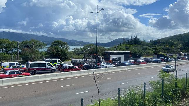 北大嶼山公路有多車相撞意外，現場交通繁忙。(香港突發事故報料區@fb圖)