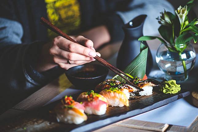 台日餐桌5個習慣大不同！你在日本吃飯被白眼過嗎？夾菜給別人竟是日本禁忌 
