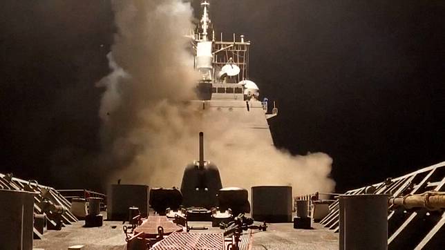 一艘軍艦對葉門胡塞武裝組織發動軍事攻擊後，向一個未公開的地點發射導彈的場景。圖出自美國中央司令部U.S. Central Command發布的影片。 路透社