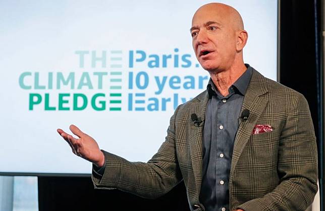 美國零售巨擘亞馬遜（Amazon）執行長貝佐斯（Jeff Bezos）今天召開記者會，誓言要在2040年前達到碳中和。   圖：翻攝自Amazon官網