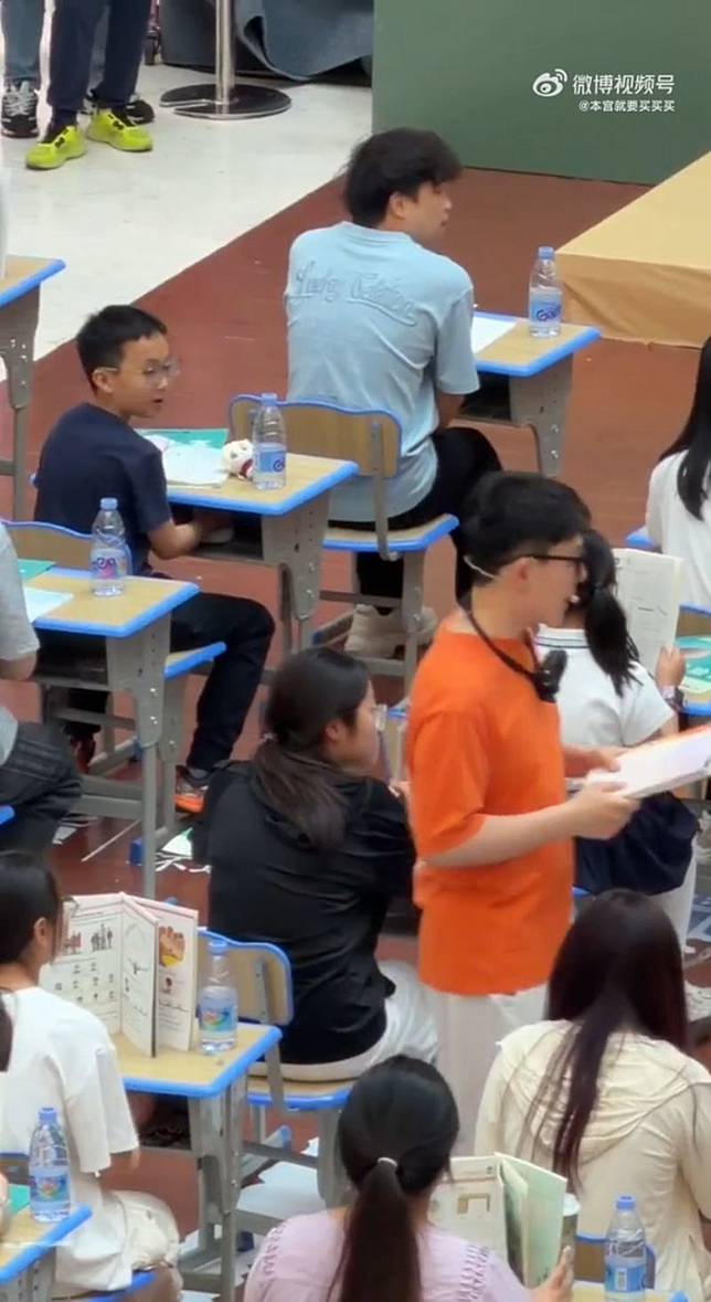   參賽者時刻注意老師動態，隨時準備「偷吃」。（翻攝微博）