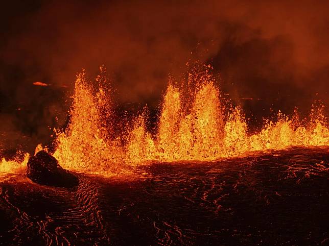 冰島火山20日噴發，岩漿沖上好幾層樓高。（圖／美聯社）