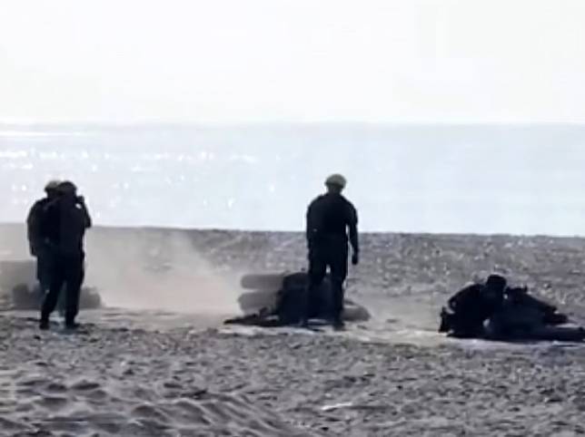 台東知本海灘被列為「紅色海灘」，士兵持步槍快跑衝沙灘實彈射擊，模擬反登陸作戰。（記者鄭錦晴翻攝）
