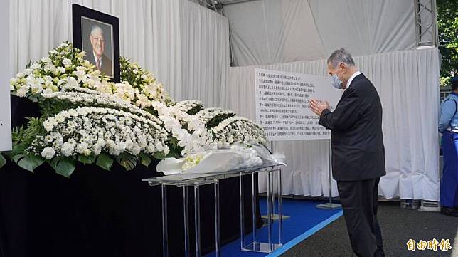 日本前首相森喜朗預計9日率團來台弔唁已故前總統李登輝。圖為森喜朗日前赴我駐日代表處追思。(資料照，記者林翠儀攝) 