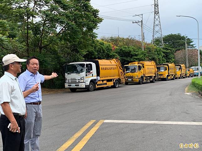 台中文山垃圾場連日來都出現垃圾車排隊等進場的奇景，議員何文海(右)直指垃圾問題嚴重。(記者唐在馨攝)