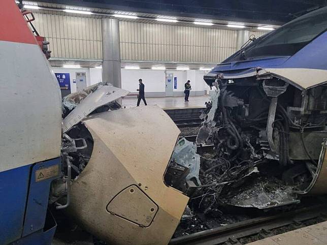 今(18)日上午南韓首爾車站發生列車追撞事故，一輛列車突然迎頭撞向停在月台的KTX(高速鐵路)山川號列車，導致KTX車頭嚴重毀損。(圖擷取自@Byul_Ryu_ 社群平台「X」)