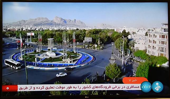 This photo taken on April 19, 2024 shows a screen displaying live footage aired by the Iranian state television from the urban area of Isfahan, Iran. (Xinhua/Shadati)■