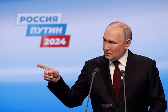 2024俄羅斯總統大選，蒲亭17日（當地時間）以87.8%得票率再度拿下6年任期。圖為蒲亭在投票站關閉後發表演說。（路透）