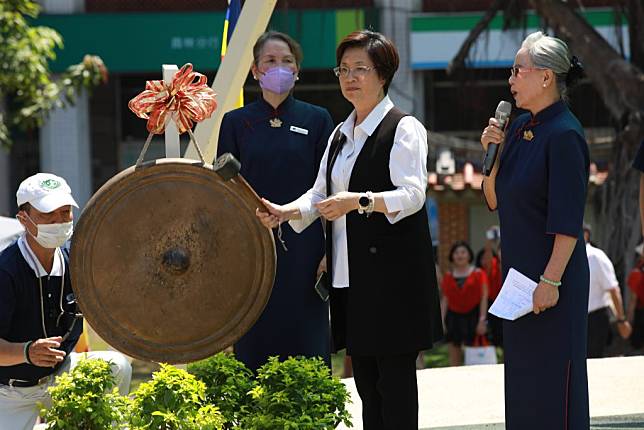 彰化縣長王惠美為義賣敲響愛心鑼，同時感謝慈濟及各界的愛心響應。（記者曾厚銘攝）