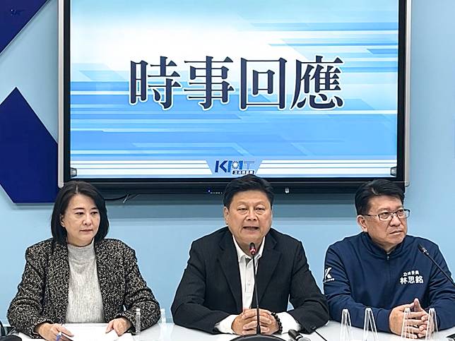 在黨團總召傅崐萁（中）下令後，國民黨團將把各部會的「媒體文宣費」全數刪光；NCC、數發部及陸委會的「業務費」則刪到僅剩1元；國造潛艦預算也先凍結18億，等海鯤號原型艦通過海測（SAT）後才得以動支。（圖：國民黨立法院黨團臉書）