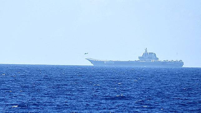 國防部情報次長室助理次長黃文啟直指中共山東號航空母艦並並不是具備完全海上航空打擊能力的載台。圖為山東艦於2023.4..15出現在日本南部海域。路透社