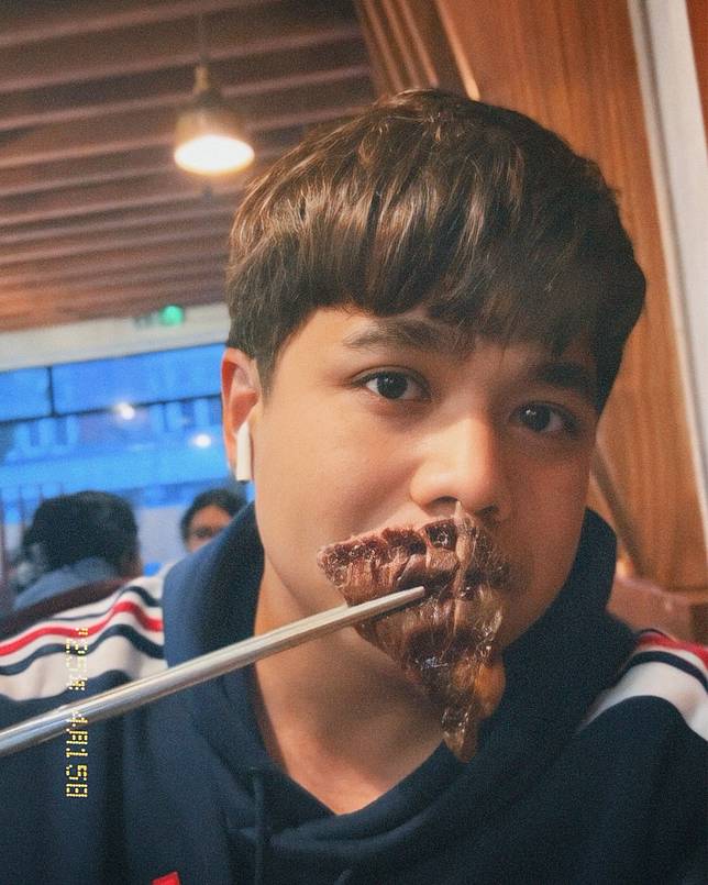 混血肥仔在生日正日上載自拍照。