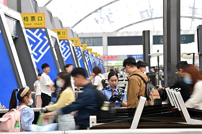 Passengers walk past ticket gates at Tianjin West Railway Station in north China's Tianjin, May 1, 2024. (Xinhua/Li Ran)